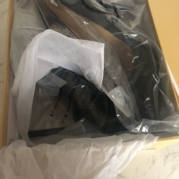 Michael Kors Claire leather pump size 10 (40) - never worn. - Picture 6 of 8